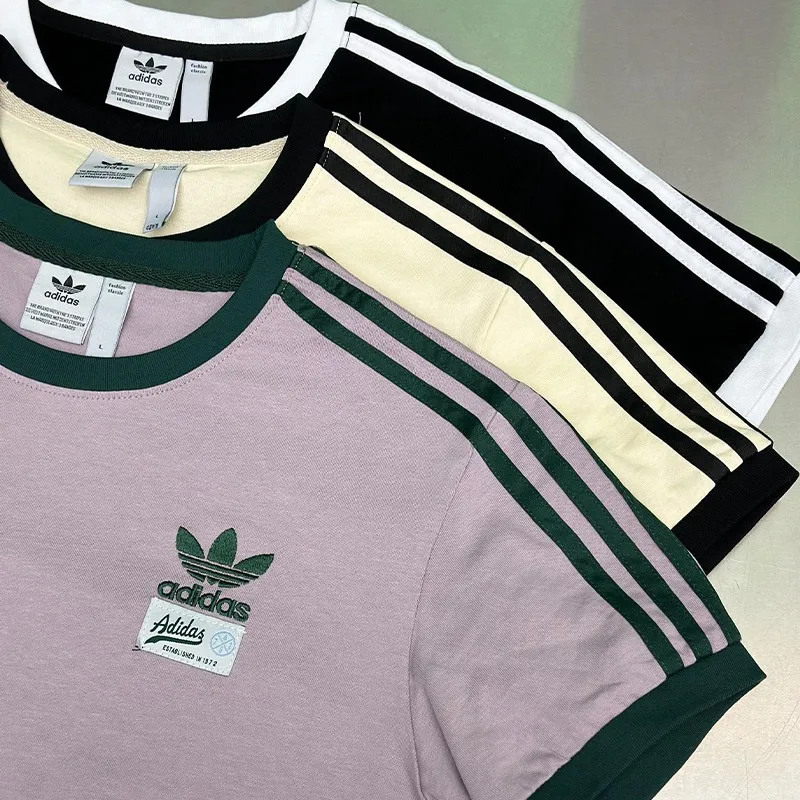 Adidas Adidas clover round neck drawstring short sleeves! On sale simultaneously at counters! Currently, it is the number one selling item! The iconic trefoil embroidery on the chest is full and three-dimensional, and the small logo print is very unique. It is stitched all around and the details are in place. The light Purple fabric is linen and cotton compact plain weave. This kind of fabric is relatively stiff and stylish after the upper body, very textured and more breathable. The collar and cuffs are all spliced ​​with Retro ink Green threads, which perfectly fit with the Green three stripes that run through the sleeves and shoulders. It is sports and leisure, and the quality is worthy of recognition! This source product, hurry up and get it. Style number: A 222# Color: Black, Apricot, Purple, Size: S-2XL